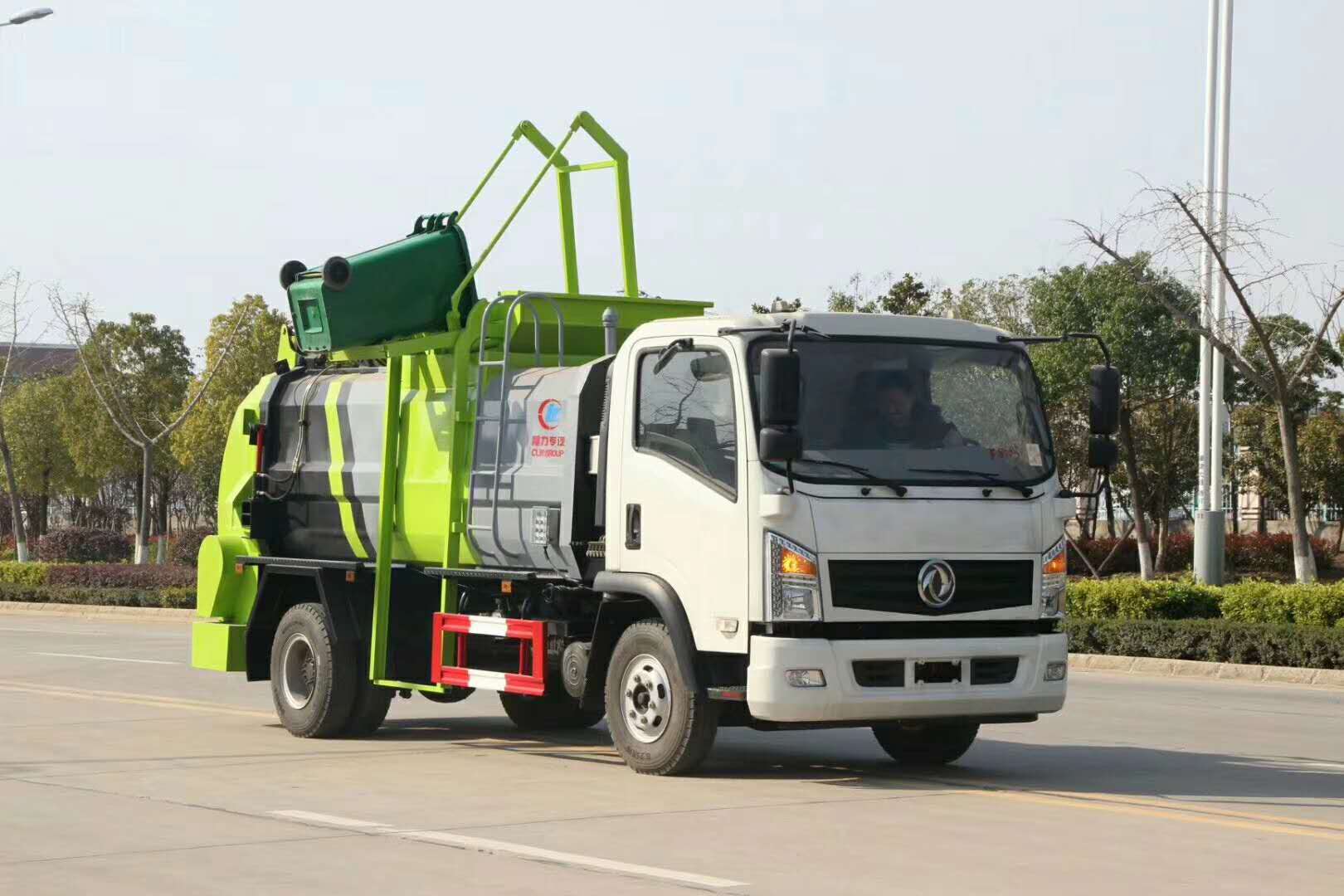 東風8立方廂式餐廚垃圾車