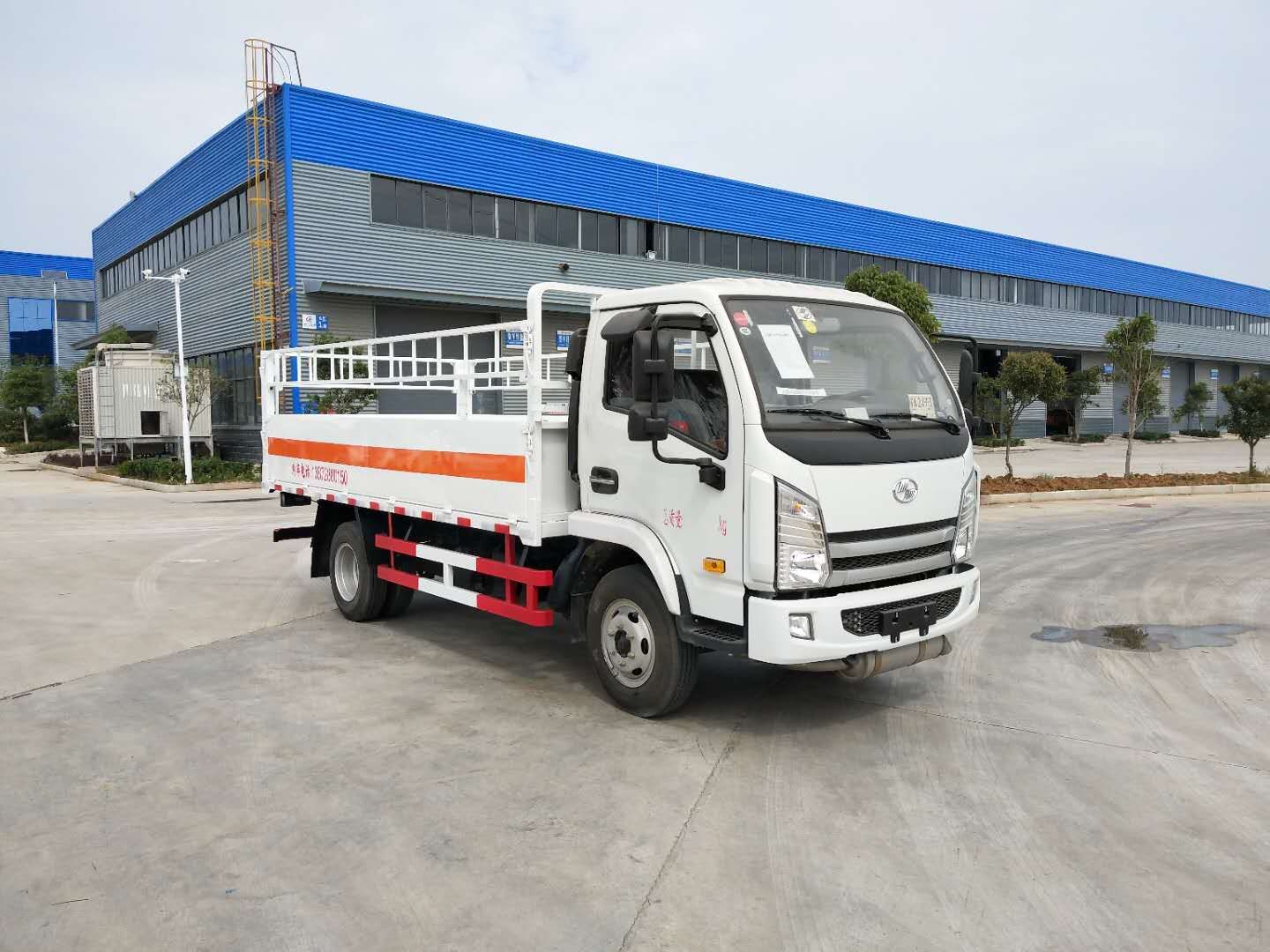 依維柯躍進(jìn)4.2米藍(lán)牌氣瓶運(yùn)輸車