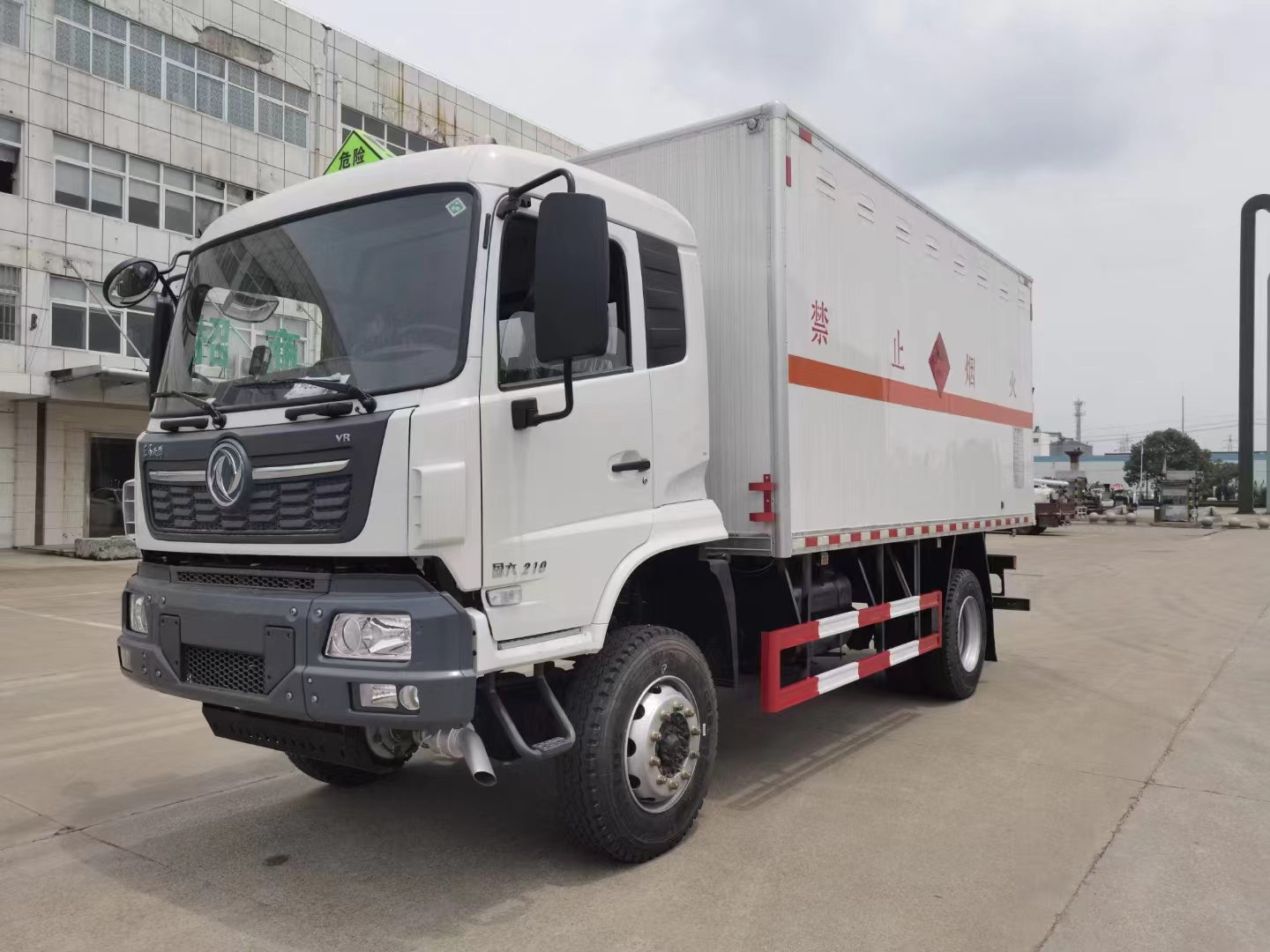 東風天錦四驅(qū)10噸爆破器材運輸車