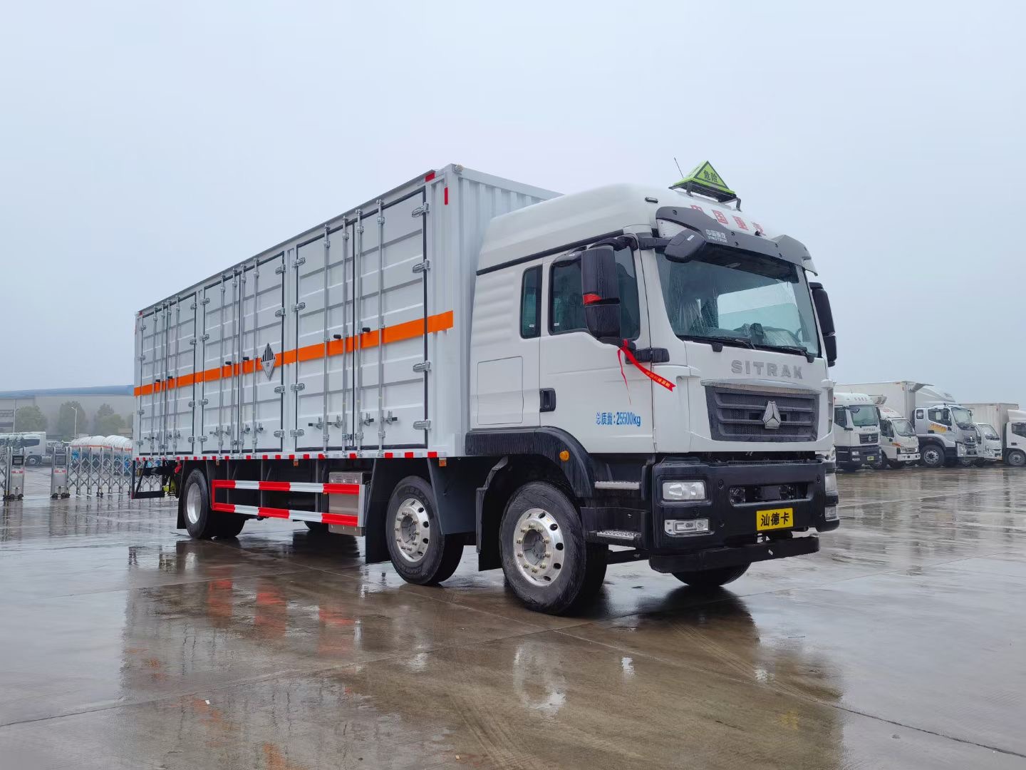 重汽汕德卡9.6米危險(xiǎn)廢物運(yùn)輸車(chē)