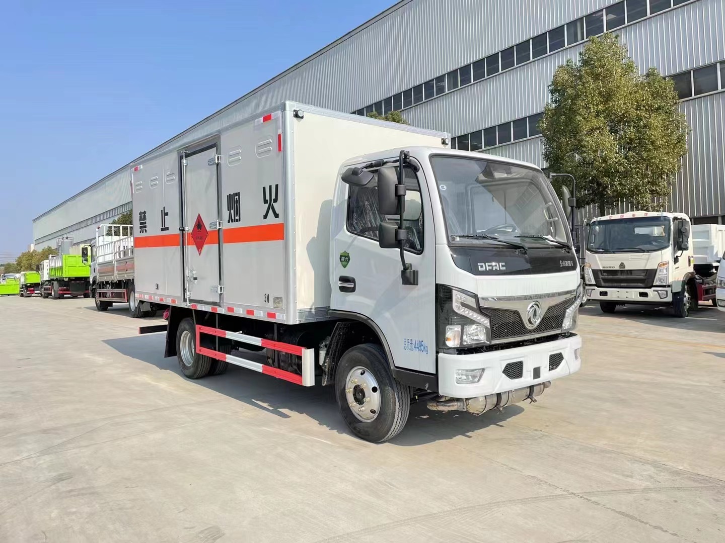 東風(fēng)多利卡藍牌液體廂式運輸車
