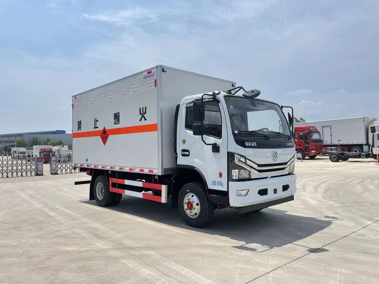 東風(fēng)多利卡(4.3米)5噸易燃液體廂式車(chē)