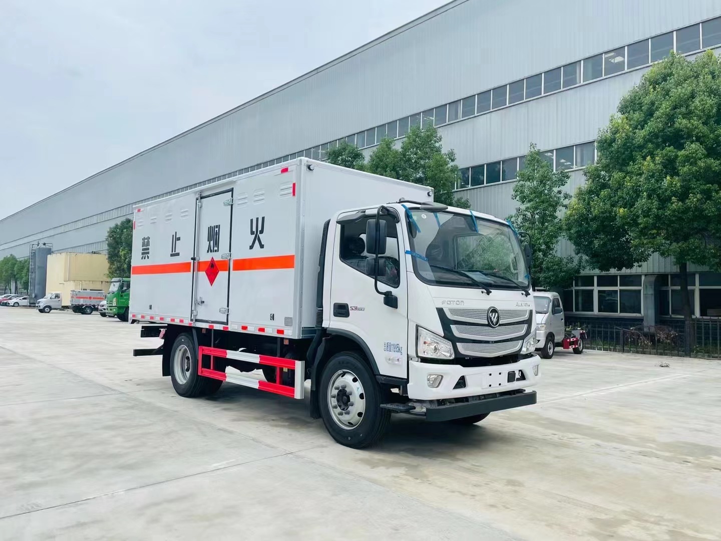 福田歐馬可(5.2米)6.8噸易燃液體廂式運(yùn)輸車