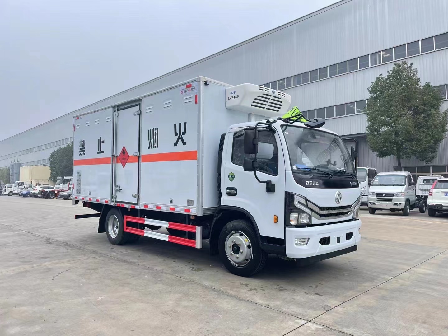 東風多利卡(5.2米)7.2噸易燃液體廂式運輸車