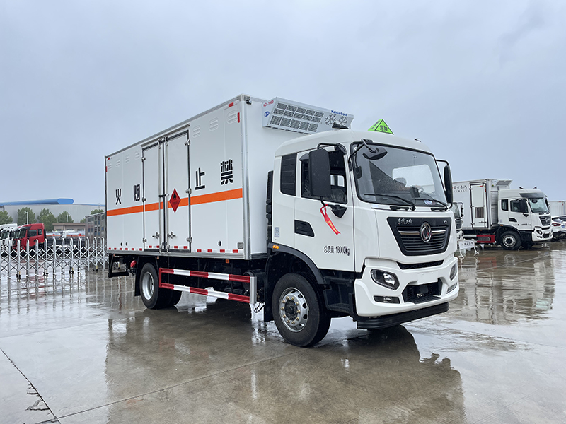 東風天錦(6.2米/6.8米)10噸液體廂式運輸車