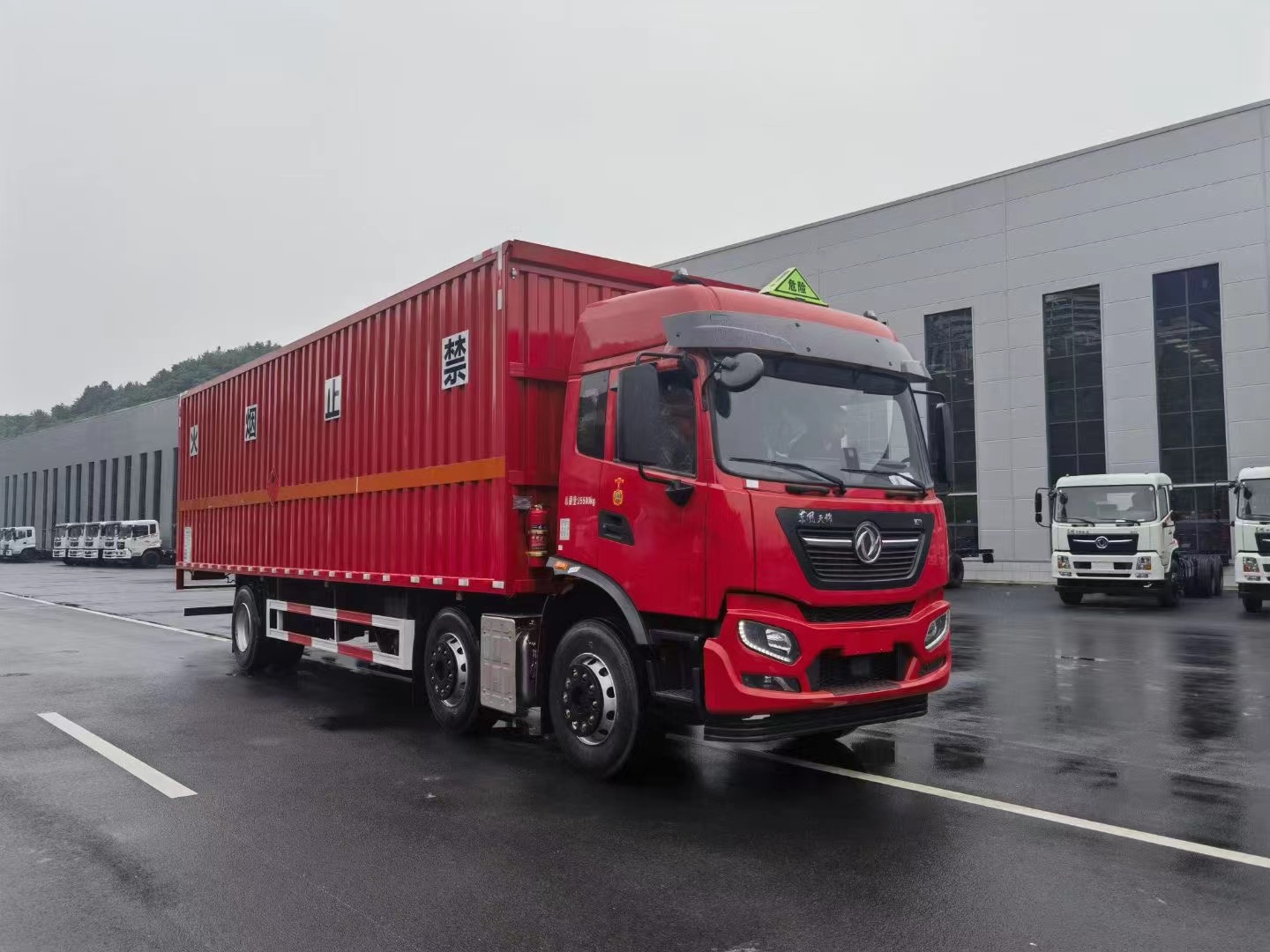 東風天錦小三軸(7.7米/8.6米)液體廂式運輸車