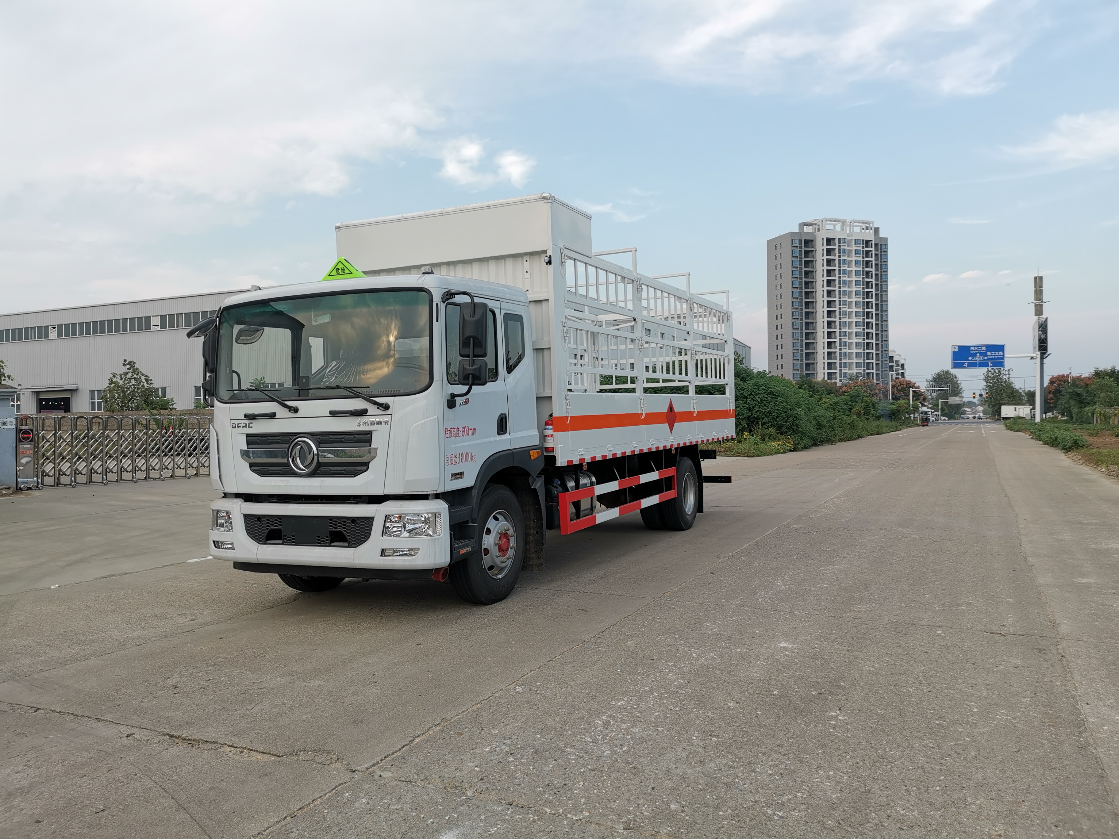 東風D9國六帶滑道氣瓶車